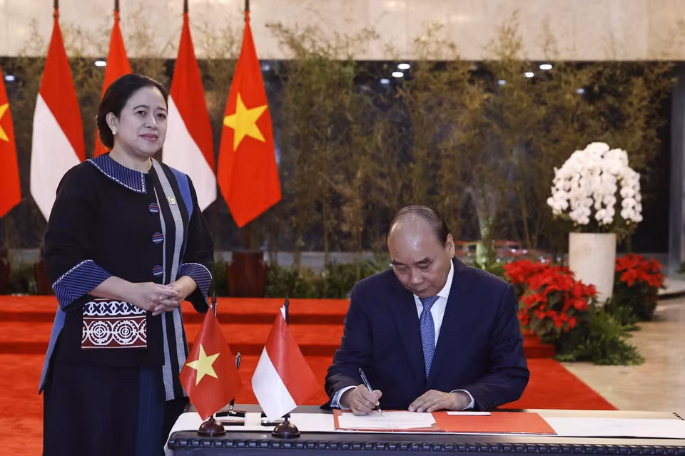 Chủ tịch nước Nguyễn Xuân Phúc ghi lưu bút. (Ảnh: Thống Nhất/TTXVN)