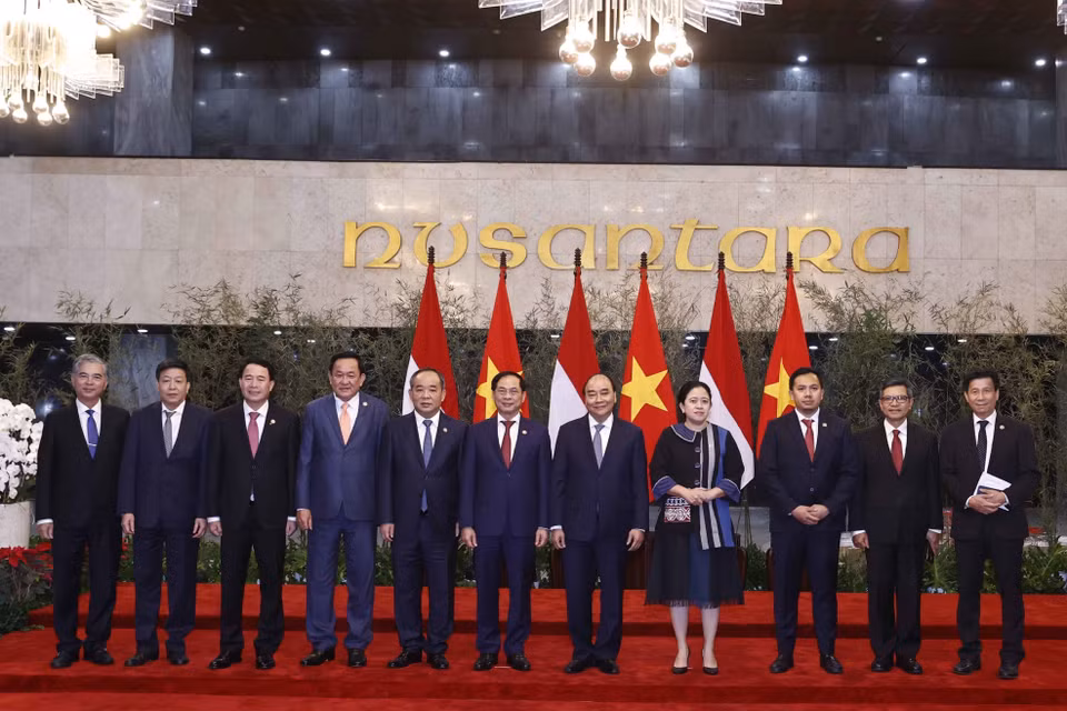 Chủ tịch nước Nguyễn Xuân Phúc cùng Chủ tịch Hội đồng Đại biểu nhân dân Indonesia Puan Maharani và các đại biểu. (Ảnh: Thống Nhất/TTXVN)