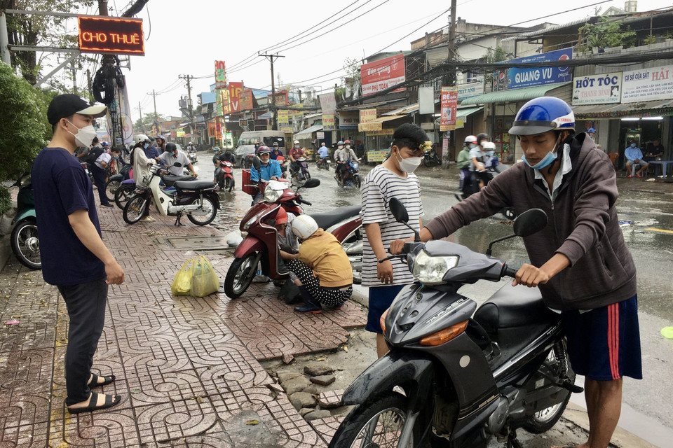 Nhiều phương tiện bị chết máy khi cố vượt dòng nước ngập trên Quốc lộ 30. (Ảnh: Thanh Vũ/TTXVN)
