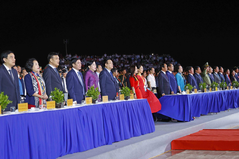 Chủ tịch Quốc hội Vương Đình Huệ và đại biểu thực hiện nghi thức chào cờ. (Ảnh: Doãn Tấn/TTXVN)