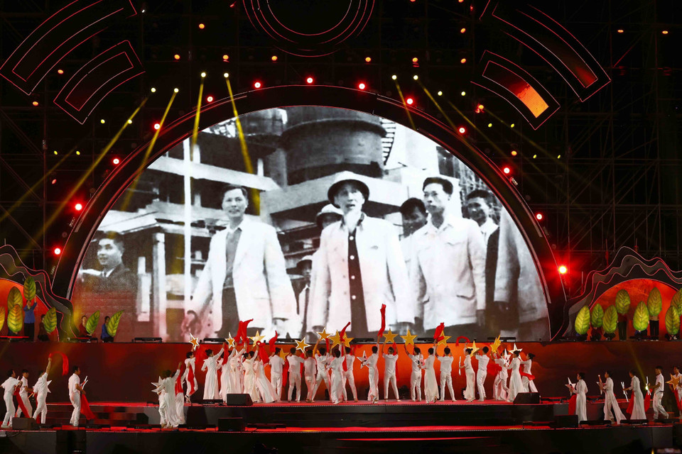 Tiết mục văn nghệ đặc biệt chào mừng Lễ công bố Nghị quyết thành lập thành phố Phổ Yên, tỉnh Thái Nguyên. (Ảnh: Doãn Tấn/TTXVN)