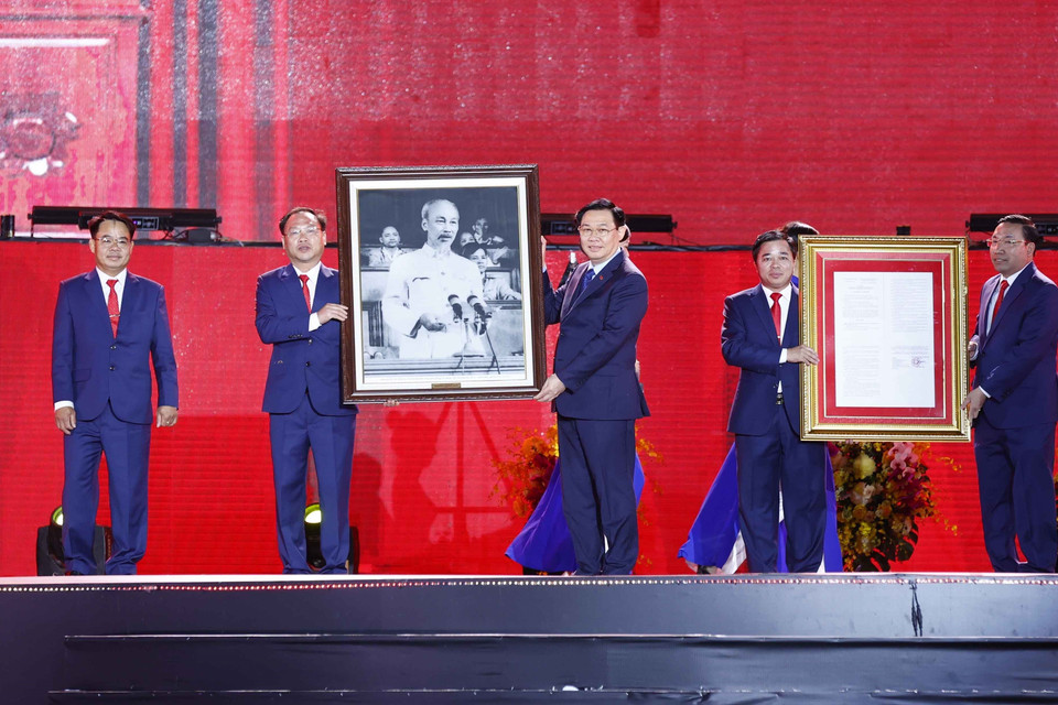 Chủ tịch Quốc hội Vương Đình Huệ trao Nghị quyết của Ủy ban Thường vụ Quốc hội và tặng ảnh Bác Hồ cho đảng bộ, chính quyền và nhân dân thành phố Phổ Yên. (Ảnh: Doãn Tấn/TTXVN)