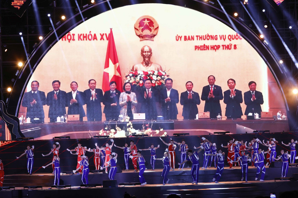 Tiết mục văn nghệ đặc biệt chào mừng Lễ công bố Nghị quyết thành lập thành phố Phổ Yên, tỉnh Thái Nguyên. (Ảnh: Doãn Tấn/TTXVN)