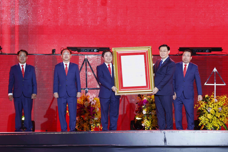 Chủ tịch Quốc hội Vương Đình Huệ trao Nghị quyết của Ủy ban Thường vụ Quốc hội về việc thành lập các phường thuộc thị xã Phổ Yên và thành lập thành phố Phổ Yên, tỉnh Thái Nguyên. (Ảnh: Doãn Tấn/TTXVN)