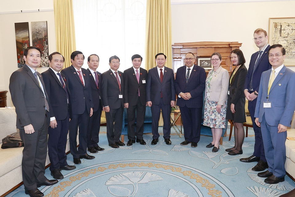 Chủ tịch Quốc hội Vương Đình Huệ và Chủ tịch Quốc hội New Zealand Adrian Rurawhe với đại biểu. (Ảnh: Doãn Tấn/TTXVN)