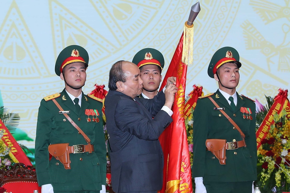 Chủ tịch nước Nguyễn Xuân Phúc gắn Huân chương Lao động hạng Nhất lên Cờ truyền thống của Hội Cựu chiến binh Việt Nam. (Ảnh: Trọng Đức/TTXVN)