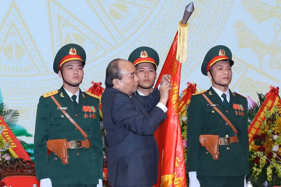 Chủ tịch nước Nguyễn Xuân Phúc gắn Huân chương Lao động hạng Nhất lên Cờ truyền thống của Hội Cựu chiến binh Việt Nam. (Ảnh: Trọng Đức/TTXVN)