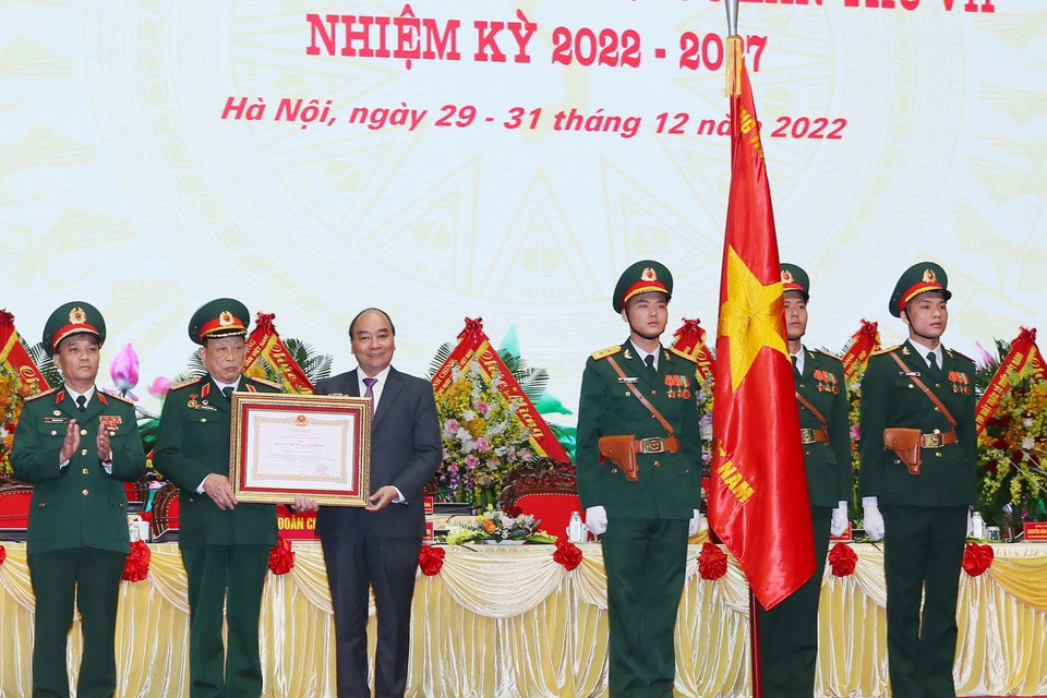 Chủ tịch nước Nguyễn Xuân Phúc trao Huân chương Lao động hạng Nhất tặng Hội Cựu chiến binh Việt Nam. (Ảnh: Trọng Đức/TTXVN)