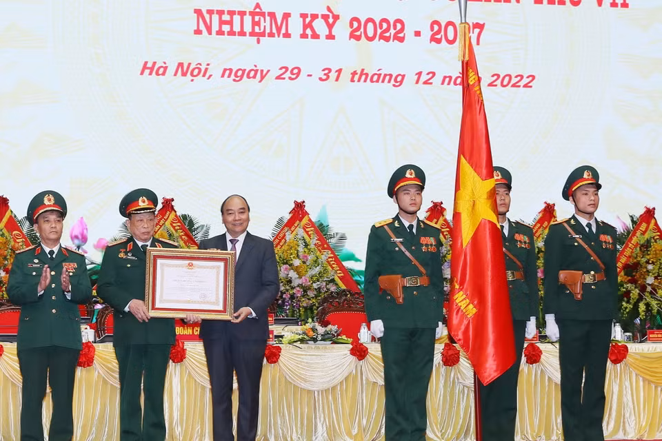 Chủ tịch nước Nguyễn Xuân Phúc trao Huân chương Lao động hạng Nhất tặng Hội Cựu chiến binh Việt Nam. (Ảnh: Trọng Đức/TTXVN)