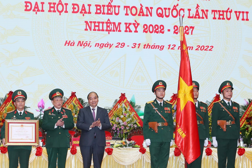 Chủ tịch nước Nguyễn Xuân Phúc trao Huân chương Lao động hạng Nhất tặng Hội Cựu chiến binh Việt Nam. (Ảnh: Trọng Đức/TTXVN)