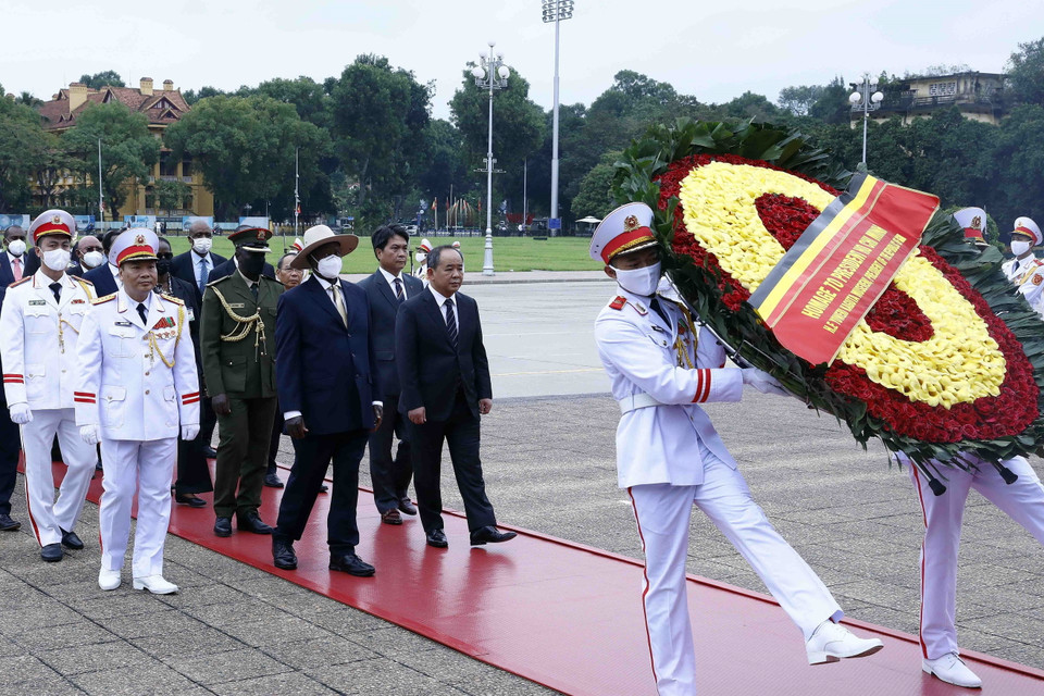 Trước đó, Tổng thống Uganda Yoweri Kaguta Museveni đến đặt vòng hoa và vào Lăng viếng Chủ tịch Hồ Chí Minh. (Ảnh: An Đăng/TTXVN)