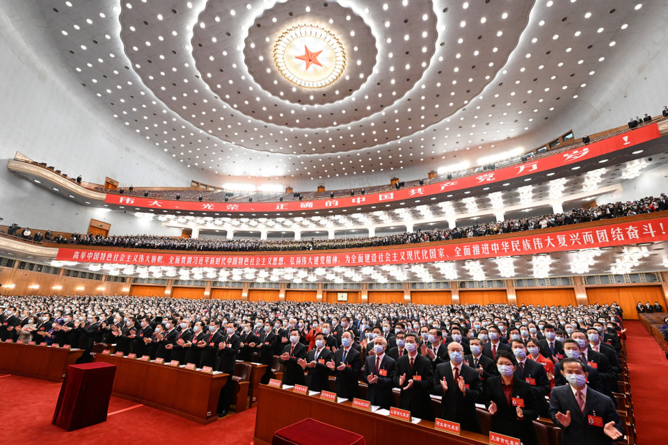 Các đại biểu đại diện cho hơn 96 triệu đảng viên và hơn 4,9 triệu tổ chức đảng cấp cơ sở tham dự Đại hội Đại biểu toàn quốc lần thứ XX Đảng Cộng sản Trung Quốc ở thủ đô Bắc Kinh, ngày 16/10. (Ảnh: THX/TTXVN)