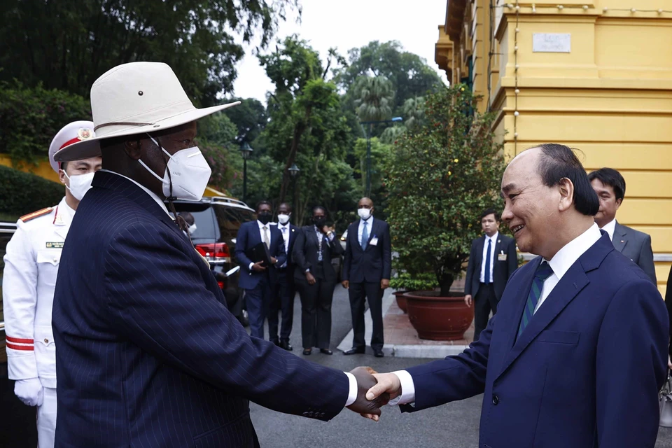 Chủ tịch nước Nguyễn Xuân Phúc đón Tổng thống Uganda Yoweri Kaguta Museve. (Ảnh: Thống Nhất/TTXVN)