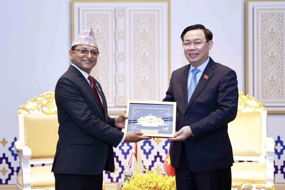 Chủ tịch Quốc hội Vương Đình Huệ trao vật phẩm lưu niệm tặng Chủ tịch Quốc hội Nepal Ganesh Prasad Timilsina. (Ảnh: Doãn Tấn/TTXVN)