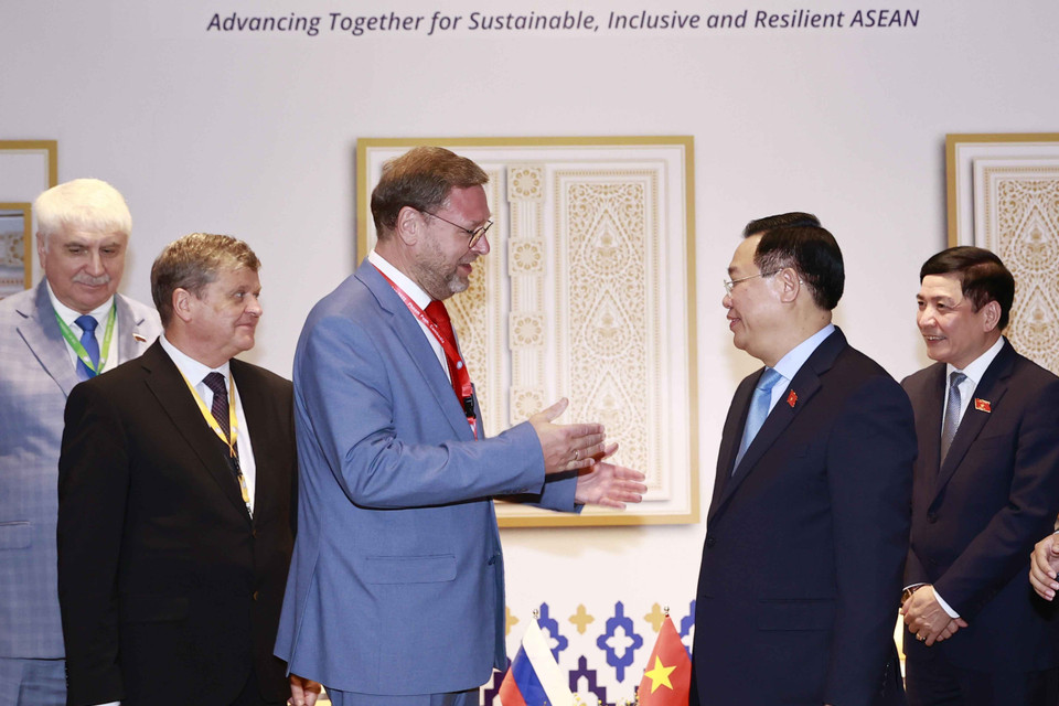 Chủ tịch Quốc hội Vương Đình Huệ và Phó Chủ tịch Hội đồng Liên bang Nga Konstantin Kosachev. (Ảnh: Doãn Tấn/TTXVN)