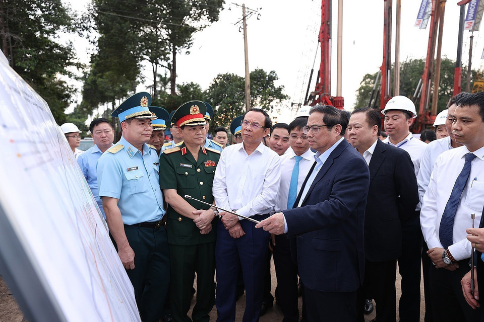  Thủ tướng Phạm Minh Chính nghe báo cáo Dự án xây dựng nhà ga hành khách T3 Cảng hàng không quốc tế Tân Sơn Nhất. (Ảnh: Dương Giang/TTXVN)