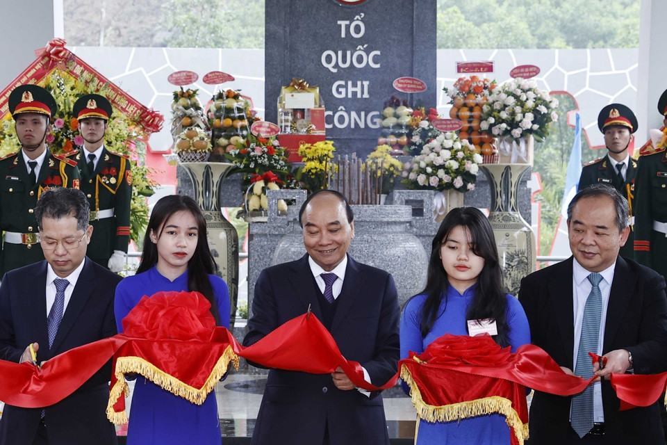 Chủ tịch nước Nguyễn Xuân Phúc và các đại biểu thực hiện nghi thức khánh thành. (Ảnh: Thống Nhất/TTXVN)