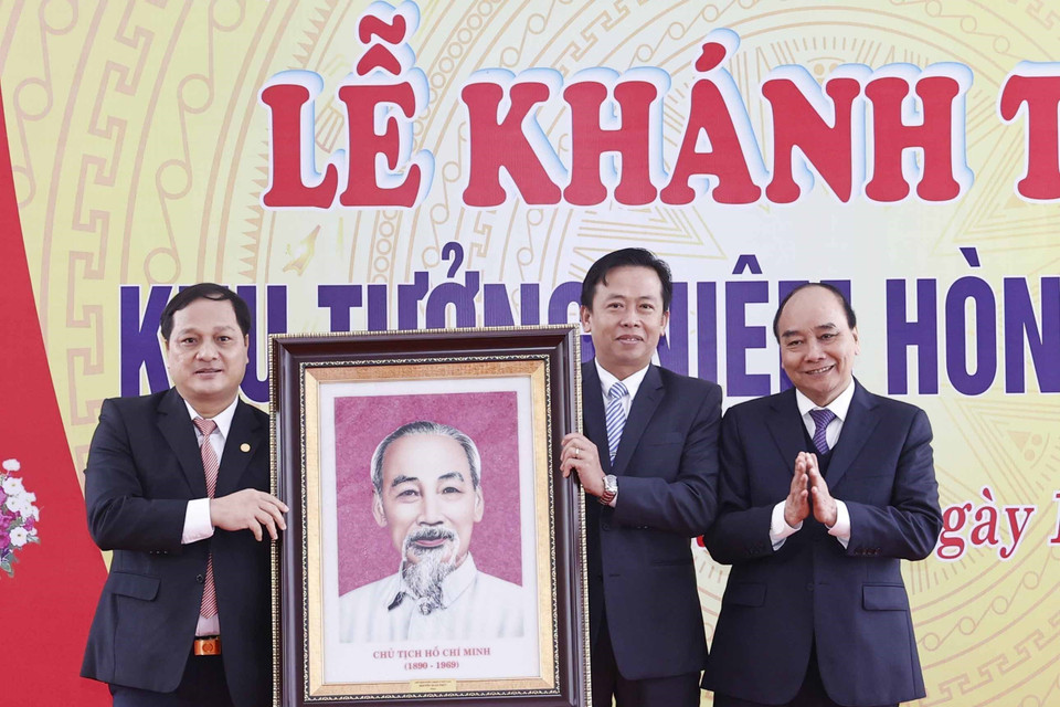 Chủ tịch nước Nguyễn Xuân Phúc tặng chân dung Chủ tịch Hồ Chí Minh cho huyện Quế Sơn. (Ảnh: Thống Nhất/TTXVN)