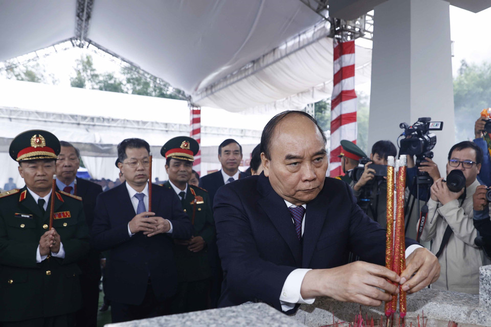 Chủ tịch nước Nguyễn Xuân Phúc và các đại biểu dâng hương tại Khu tưởng niệm Hòn Tàu-Đèo Le. (Ảnh: Thống Nhất/TTXVN)