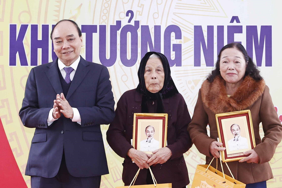 Chủ tịch nước Nguyễn Xuân Phúc tặng quà cho Mẹ Việt Nam anh hùng và Anh hùng Lực lượng vũ trang nhân dân. (Ảnh: Thống Nhất/TTXVN)