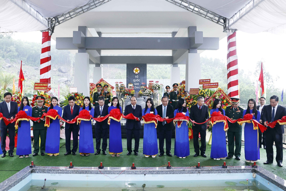 Chủ tịch nước Nguyễn Xuân Phúc và các đại biểu thực hiện nghi thức khánh thành. (Ảnh: Thống Nhất/TTXVN)