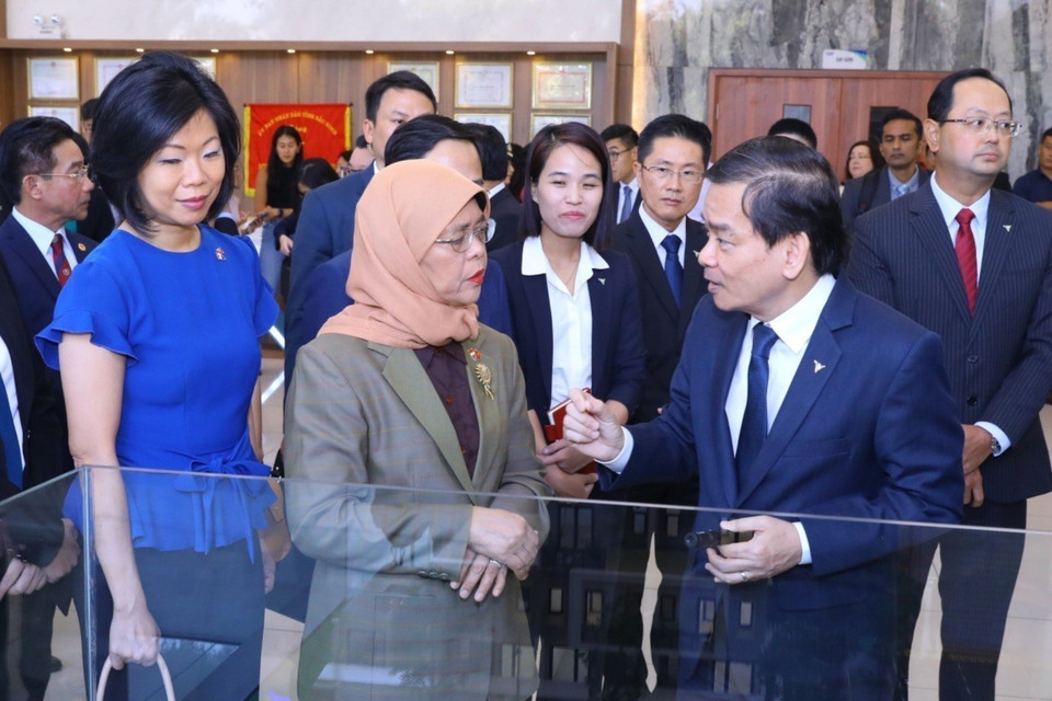 Tổng thống Cộng hòa Singapore Halimah Yacob nghe giới thiệu mô hình Khu công nghiệp VSIP Bắc Ninh. (Ảnh: Văn Điệp/TTXVN)