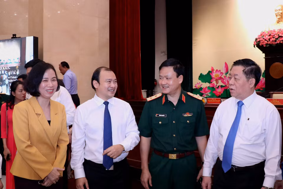 Trưởng Ban Tuyên giáo Trung ương Nguyễn Trọng Nghĩa trao đổi với các đại biểu tham dự hội nghị. (Ảnh: Thành Chung/TTXVN)