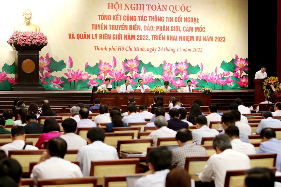 Ban Tuyên giáo Trung ương tổ chức Hội nghị toàn quốc tổng kết công tác thông tin đối ngoại, tuyên truyền biển, đảo, phân giới, cắm mốc và quản lý biên giới năm 2022; triển khai nhiệm vụ năm 2023. (Ảnh: Thành Chung/TTXVN)