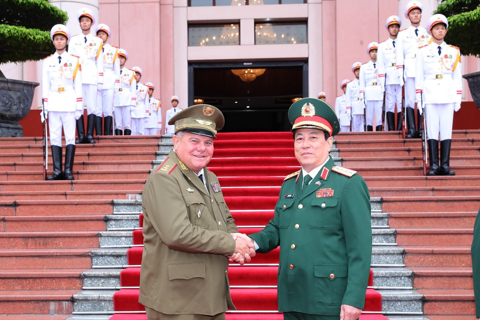 Đại tướng Lương Cường và Trung tướng Vicstor Rojo Ramos tại lễ đón. (Ảnh: Trọng Đức/TTXVN)