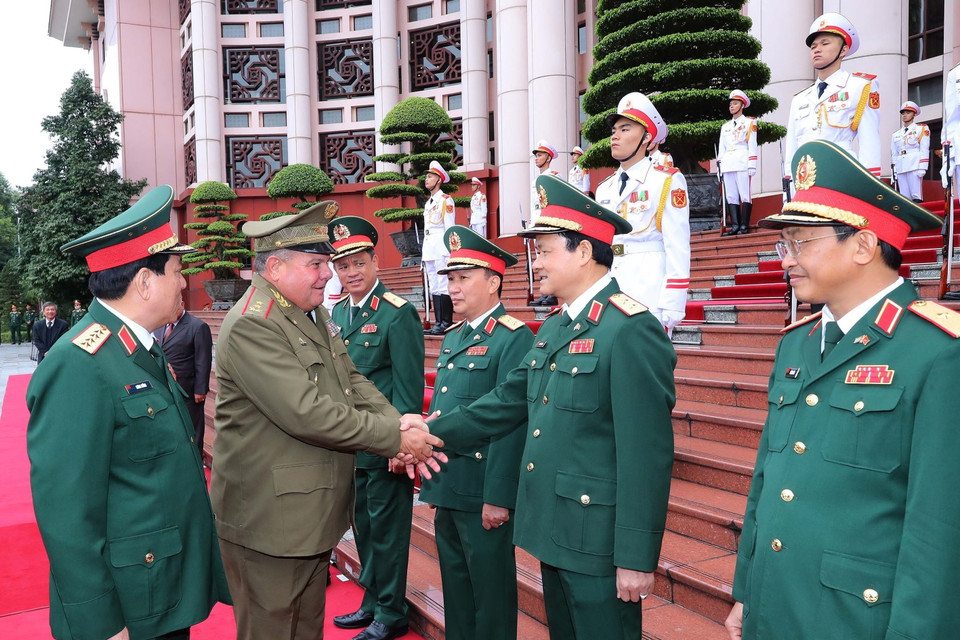 Trung tướng Vicstor Rojo Ramos với các thành viên Đoàn đại biểu quân sự Việt Nam. (Ảnh: Trọng Đức/TTXVN)