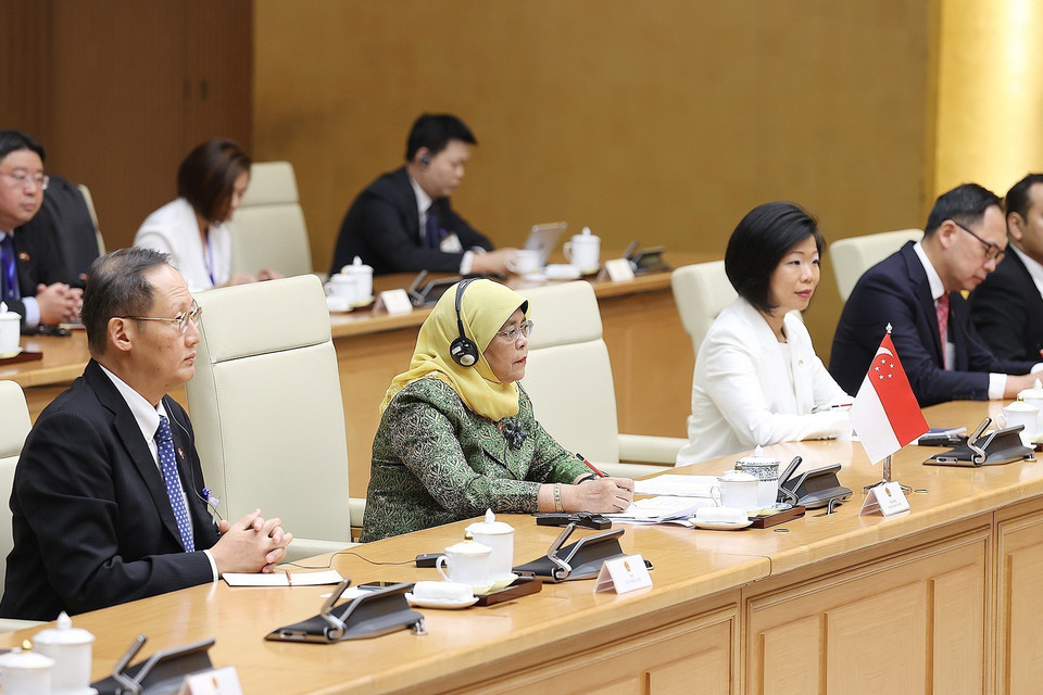 Tổng thống Cộng hòa Singapore Halimah Yacob và đoàn Singapore tham dự buổi tiếp. (Ảnh: Dương Giang/TTXVN)