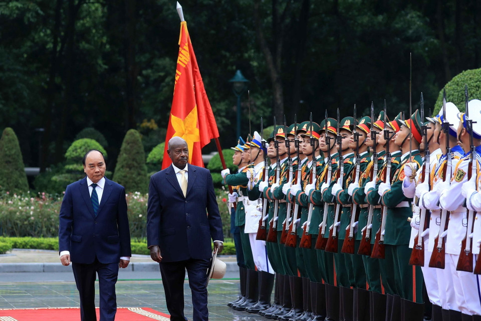 Chủ tịch nước Nguyễn Xuân Phúc và Tổng thống Uganda Yoweri Kaguta Museve duyệt Đội danh dự Quân đội nhân dân Việt Nam. (Ảnh: Thống Nhất/TTXVN)