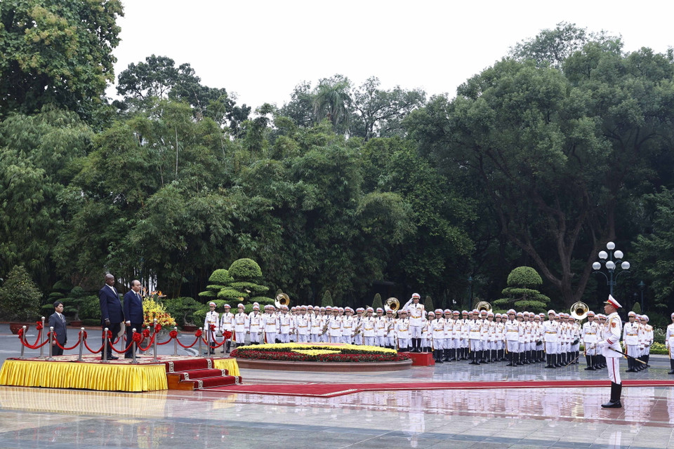 Chủ tịch nước Nguyễn Xuân Phúc và Tổng thống Uganda Yoweri Kaguta Museve duyệt Đội danh dự Quan đội nhân dân Việt Nam. (Ảnh: Thống Nhất/TTXVN)