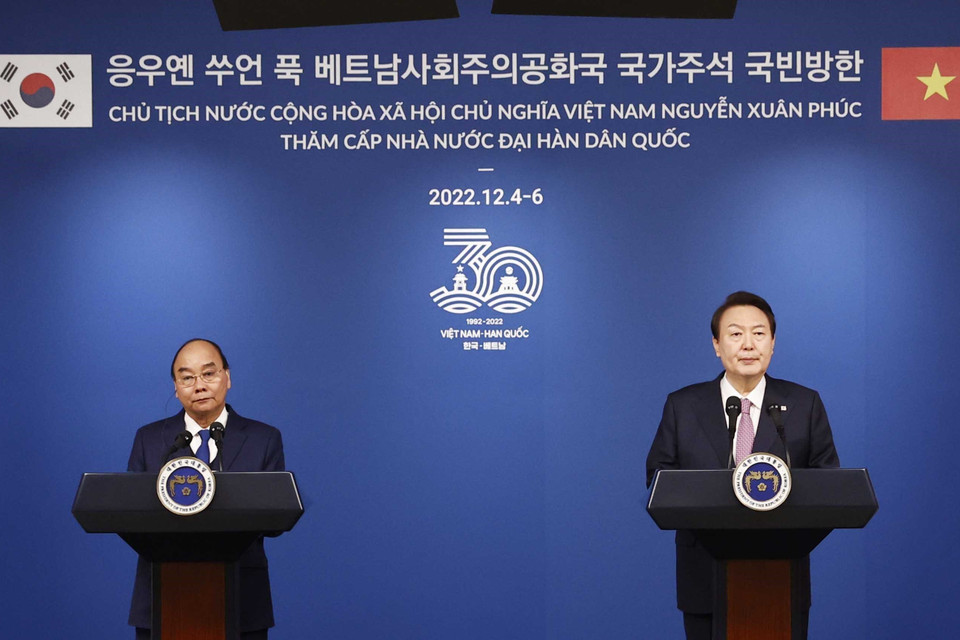  Chủ tịch nước Nguyễn Xuân Phúc và Tổng thống Hàn Quốc Yoon Suk-yeol chủ trì buổi họp báo để thông báo kết quả hội đàm với các cơ quan thông tấn, báo chí. (Ảnh: Thống Nhất/TTXVN)