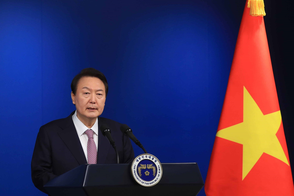 Tổng thống Hàn Quốc Yoon Suk-yeol phát biểu tại buổi họp báo. (Ảnh: Thống Nhất/TTXVN)