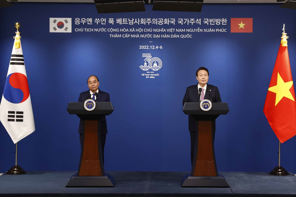 Chủ tịch nước Nguyễn Xuân Phúc và Tổng thống Hàn Quốc Yoon Suk-yeol chủ trì họp báo. (Ảnh: Thống Nhất/TTXVN)