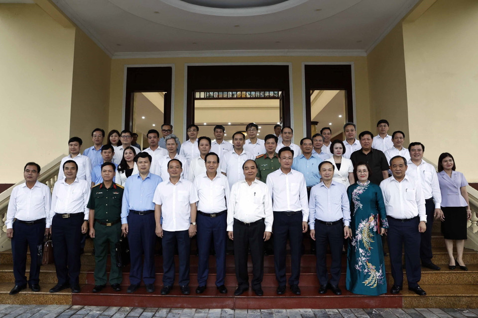 Chủ tịch nước Nguyễn Xuân Phúc và Ban Thường vụ Tỉnh ủy Hưng Yên. (Ảnh: Thống Nhất/TTXVN)