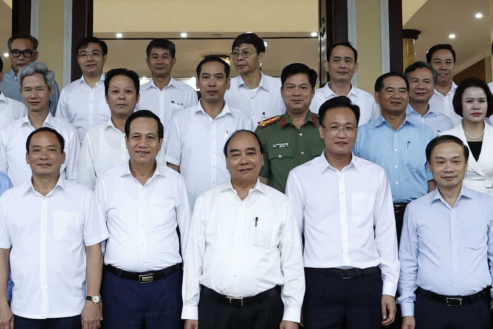 Chủ tịch nước Nguyễn Xuân Phúc và Ban Thường vụ Tỉnh ủy Hưng Yên. (Ảnh: Thống Nhất/TTXVN)