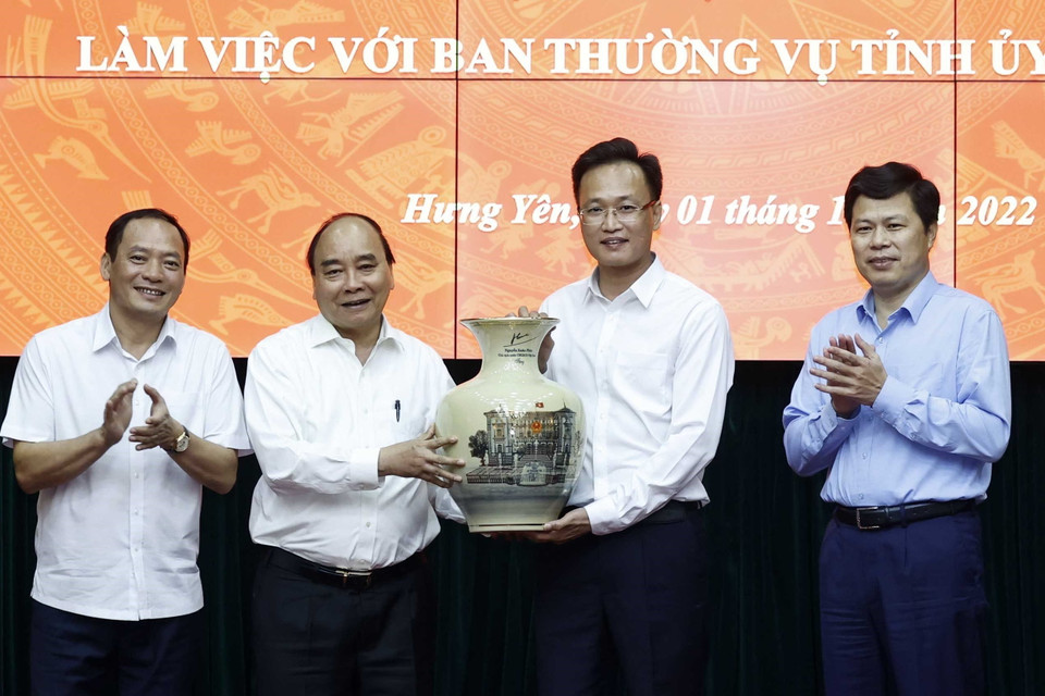 Chủ tịch nước Nguyễn Xuân Phúc tặng quà lưu niệm Ban Thường vụ Tỉnh ủy Hưng Yên. (Ảnh: Thống Nhất/TTXVN)