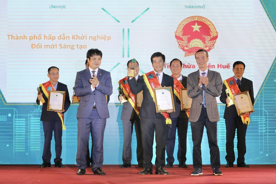 Ban tổ chức trao giải cho các Thành phố thông minh thuộc các lĩnh vực: thành phố hấp dẫn, khởi nghiệp đổi mới sáng tạo.(Ảnh: Minh Quyết/TTXVN)