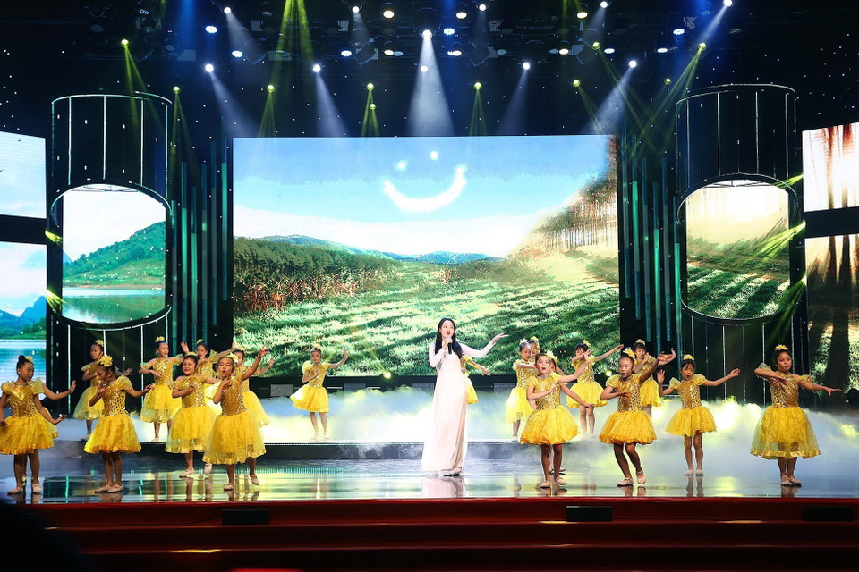 Tiết mục nghệ thuật với tựa đề Khát vọng. (Ảnh: Dương Giang/TTXVN)