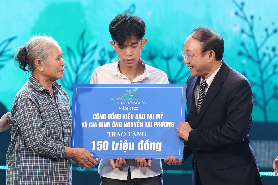 Em Nguyễn Văn Tuấn ở xã Vô Tranh, huyện Hạ Hòa, tỉnh Phú Thọ, mồ côi cả cha lẫn mẹ khi đang là học sinh tiểu học, cùng bà đón nhận sự giúp đỡ từ nhà hảo tâm. (Ảnh: Dương Giang/TTXVN)