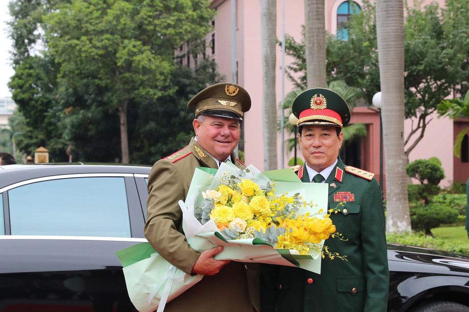 Đại tướng Lương Cường đón Trung tướng Vicstor Rojo Ramos. (Ảnh: Trọng Đức/TTXVN)