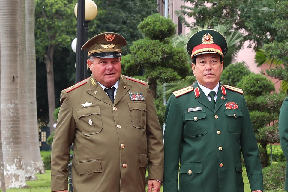 Đại tướng Lương Cường đón Trung tướng Vicstor Rojo Ramos. (Ảnh: Trọng Đức/TTXVN)