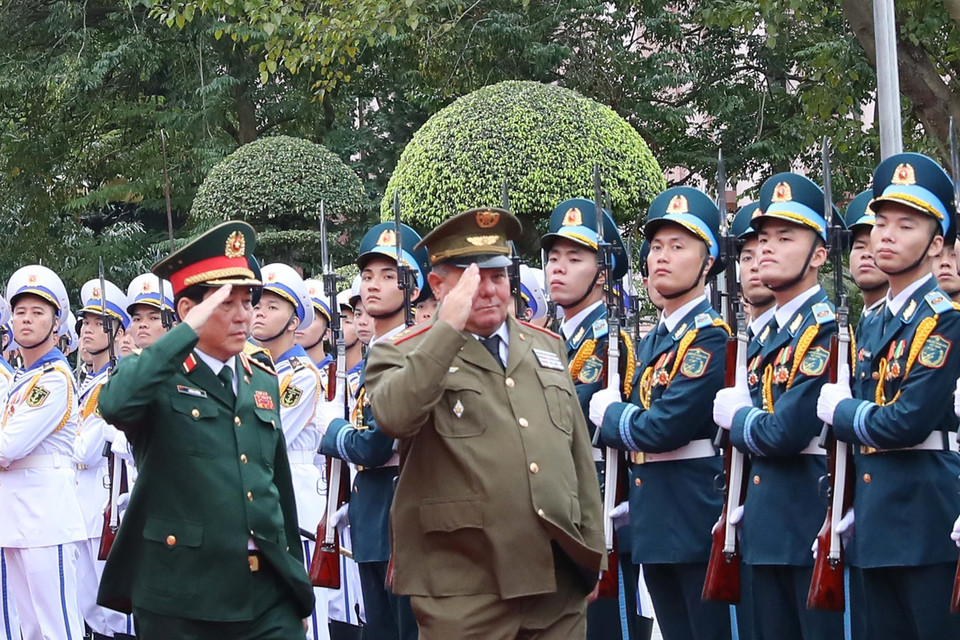 Đại tướng Lương Cường và Trung tướng Vicstor Rojo Ramos duyệt Đội danh dự Quân đội nhân dân Việt Nam. (Ảnh: Trọng Đức/TTXVN)