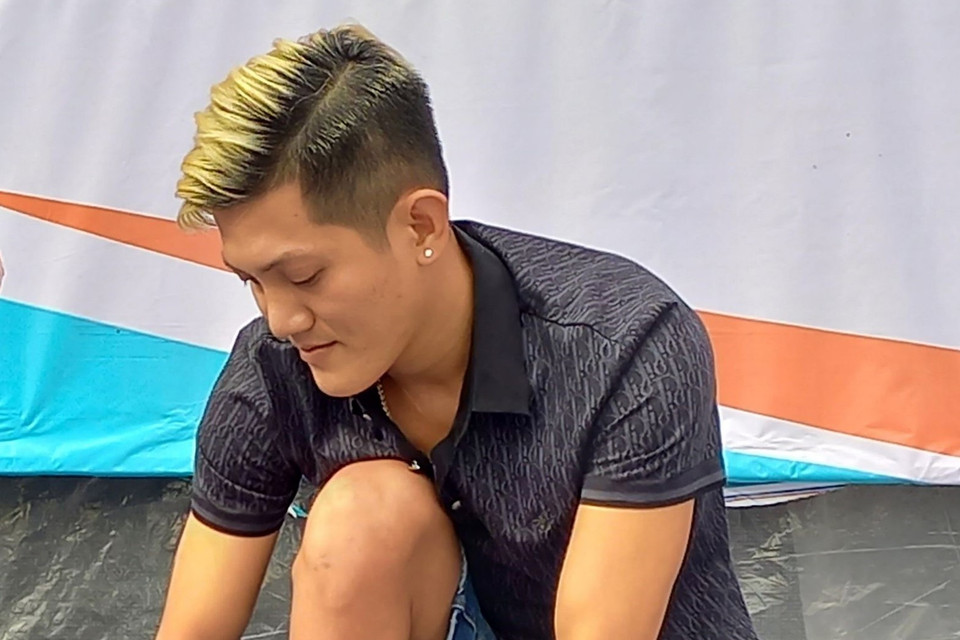 Trói cua biểu diễn được xem là hoạt động để du khách hiểu hơn về đặc tính của con cua ở vùng đất Cà Mau. (Ảnh: Huỳnh Anh/TTXVN)