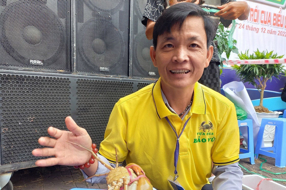 Cuộc đua cua tốc độ và trói cua biểu diễn có 270 'cua thủ' tham gia thi đấu ở 3 hạng cân. (Ảnh: Huỳnh Anh/TTXVN)