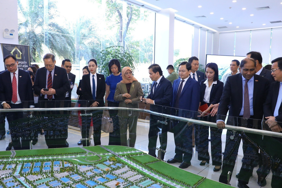 Tổng thống Cộng hòa Singapore Halimah Yacob nghe giới thiệu mô hình Khu công nghiệp VSIP Bắc Ninh. (Ảnh: Văn Điệp/TTXVN)