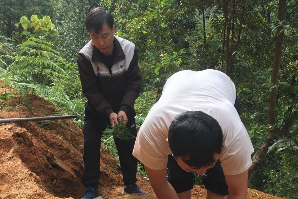  Cán bộ phòng Văn hóa và Thông tin huyện Mù Cang Chải và cán bộ xã Chế Cu Nha kiểm tra thực địa tại khu vực phát hiện những khối đá khắc cổ. (Ảnh: TTXVN phát)