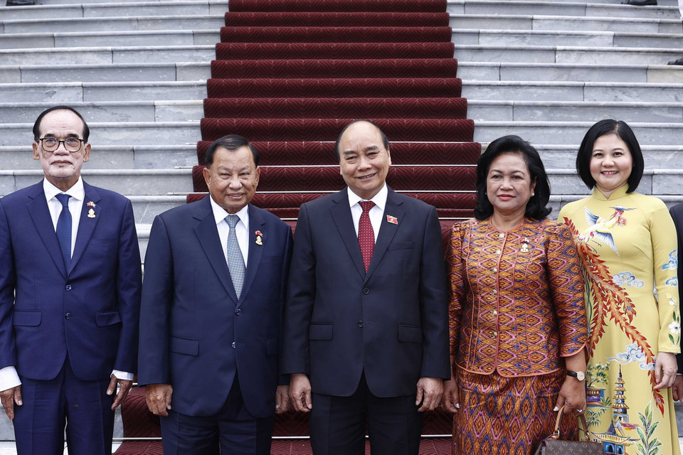 Chủ tịch nước Nguyễn Xuân Phúc chụp ảnh chung với Chủ tịch Thượng viện Campuchia Samdech Say Chhum và các đại biểu. (Ảnh: Thống Nhất/TTXVN)